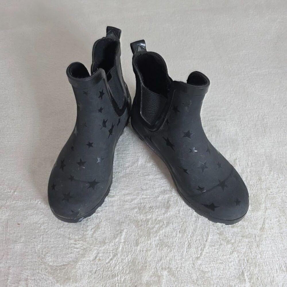 Penny And Sue Low Rise Womens Black Stars Ankle Rain Bootie Anti Slip Size 5.5/6